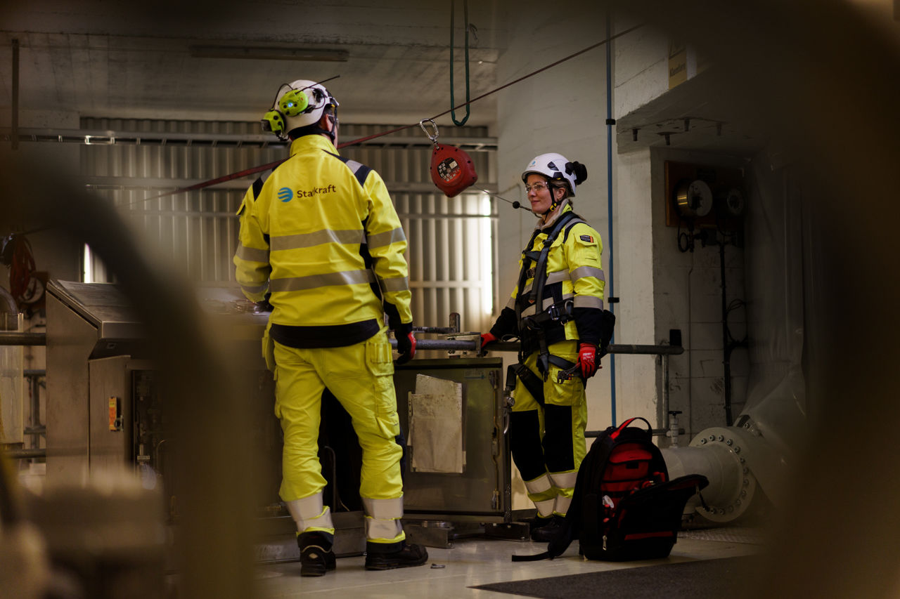 Zwei Mitarbeitende im Kraftwerk in Sicherheitskleidung