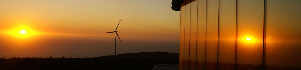 Windanlagen auf gelber Wiese