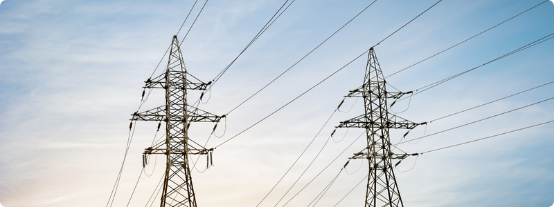 Darstellung von Strommasten vorm Sonnenuntergang