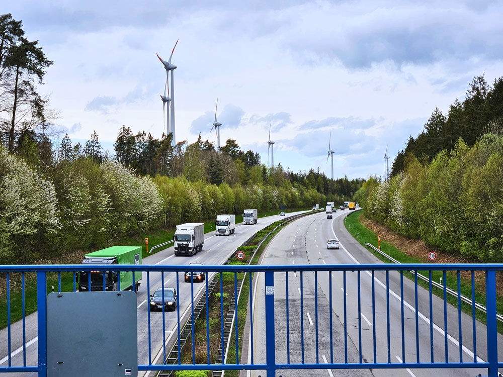 Windpark in Kisselbach am Rande der Autobahn
