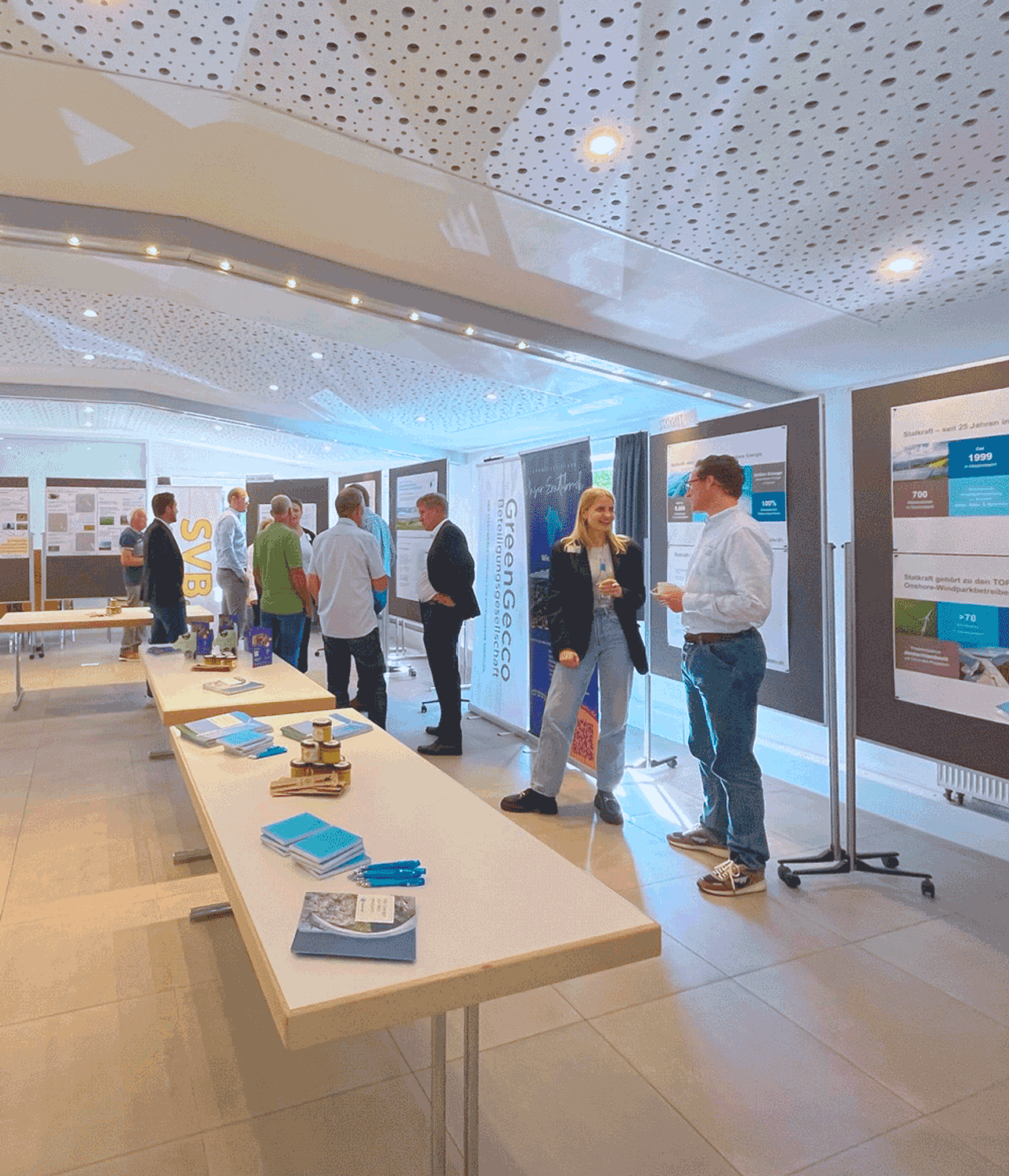 Statkraft-Mitarbeiter*innen bei einer Bürgerinfoveranstaltung