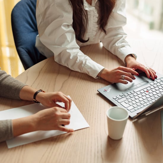 Mitarbeiter arbeiten am Laptop